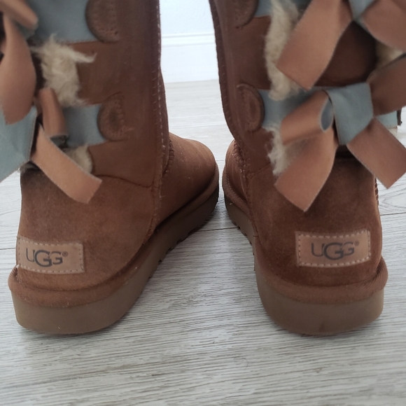 UGG CHESTNUT BAILEY BOW SHEEPSKIN BOOTS, WOMEN US 6 - Picture 4 of 9